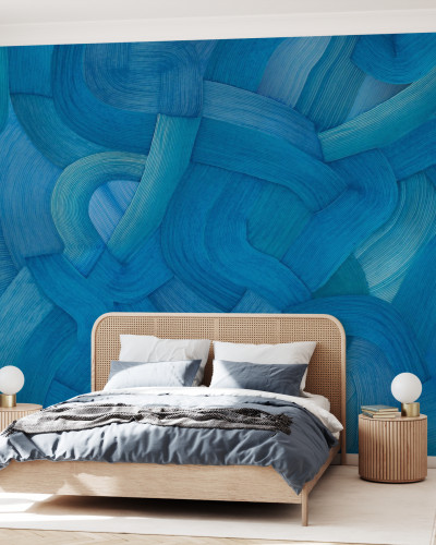 Tapet cu design abstract albastru, inspirat de mare. Imaginea prezintă un pat cu lenjerie de pat albastră și un covor alb, într-un decor modern.