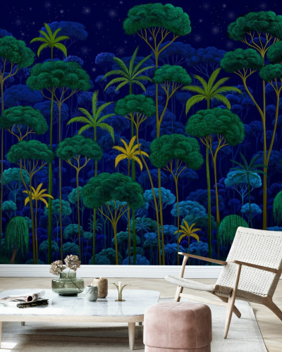 Tapetă cu design Midnight Jungle, care prezintă o pădure tropicală nocturnă cu copaci înalți, verzi și o lună strălucitoare pe un fundal de cer nopții.