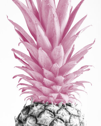 Tapet cu un design modern ce prezintă un ananas roz pe fond alb, într-un dormitor elegant.
