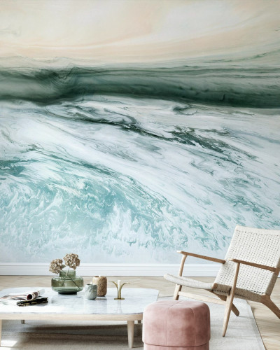 Tapet abstract High Tide, cu nuanțe de verde și alb, inspirat de valurile mării, perfect pentru a crea un punct focal în living, dormitor sau birou.