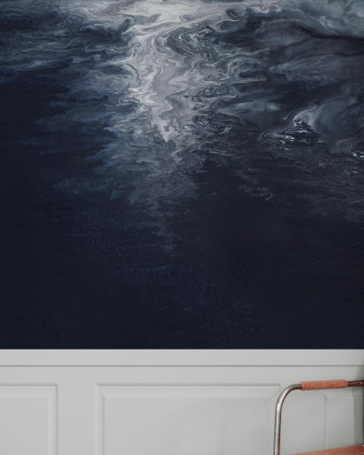 Tapet abstract Moondance Flat Blue Black cu tonuri de albastru închis și gri, inspirat de cerul nopții.