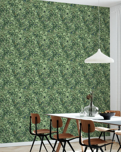 Tapet Foliage Chain, cu frunze verzi și lanțuri delicate, aplicat pe un perete din sufragerie.