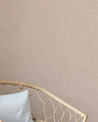 Tapet Rose, Brown Cream, cu un design elegant, ce ilustrează un model de petale de trandafir în nuanțe delicate de crem și maro