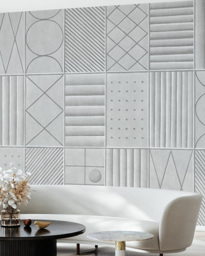 Tapet cu model geometric modern gri, cu textură gravată. Tapetul este instalat pe un perete într-un living modern, cu o canapea albă și o masă de cafea din lemn.