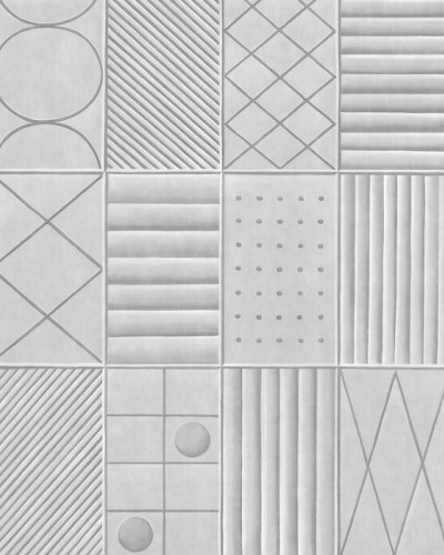Tapet cu model geometric modern gri, cu textură gravată. Tapetul este instalat pe un perete într-un living modern, cu o canapea albă și o masă de cafea din lemn.