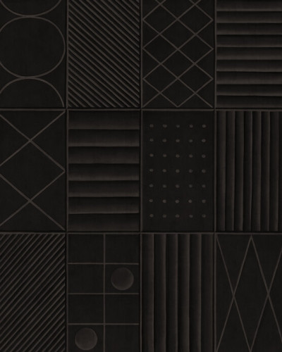 Tapet abstract modern cu forme geometrice și tonuri de gri închis, aplicat pe un perete într-un living modern, cu o canapea gri și o masă de cafea neagră.