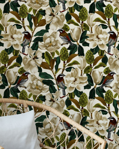 Tapet floral Magnolia Snow cu flori albe de magnolie, frunze verzi și pasări colorate