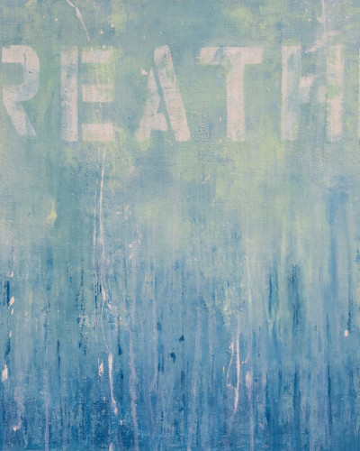 Wallpaper Just Breathe cu un design abstract in nuanțe de albastru, verde și roz pal.