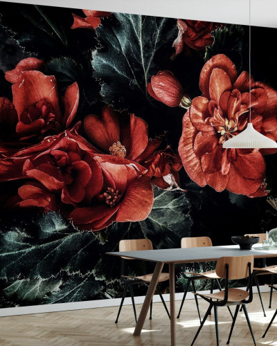 Tapet floral întunecat, cu flori roșii vibrante pe un fundal negru, decorat cu un model boem, perfect pentru un dormitor sau o sală de mese.