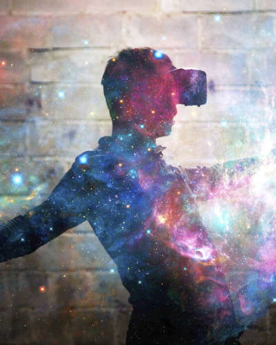 Tapet foto cu un om în ochelari VR care explorează un univers virtual plin de culori vii și galaxii