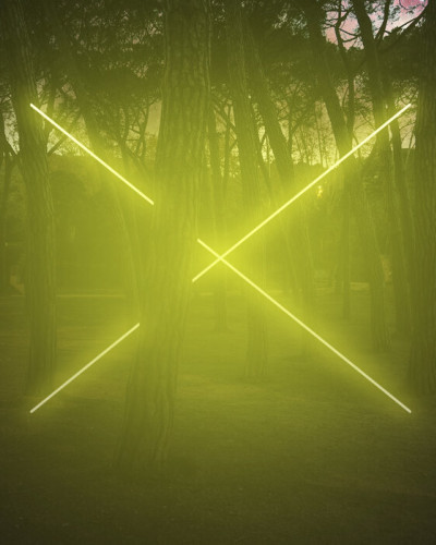 Tapet Yellow Neon Cross Light cu o cruce strălucitoare de neon pe fundalul unui pădure verde.