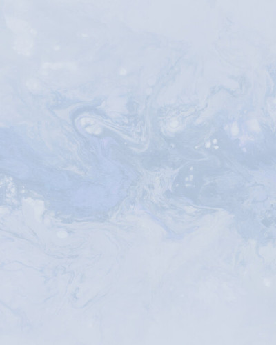 Tapet abstract albastru deschis Senses, Cloudy Blue, cu design modern, în camera de dormitor.