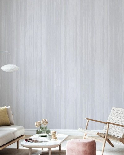 Tapet Lavender Breeze, cu dungi delicate in nuanțe de lavandă, în living