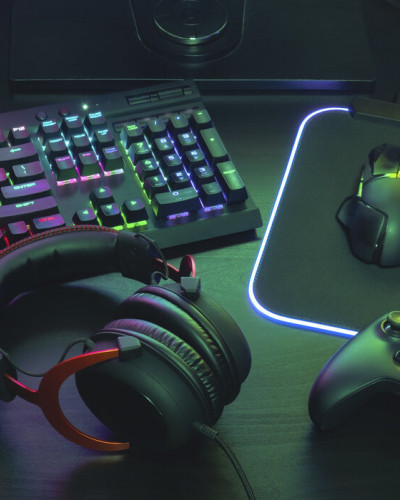 Tapet Gamer Work Space cu tastatură, mouse și cască de gaming.