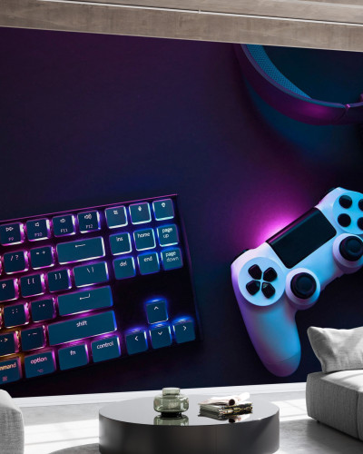 Wallpaper cu o tastatură rgb și un joystick cu o iluminare vibrantă, pe un fundal violet