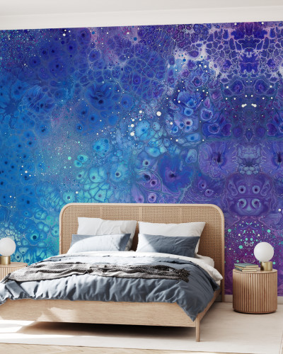 Tapet abstract Aura Aquatic cu modele fluide in nuante de albastru si violet. In imagine este prezentat tapetul montat intr-un dormitor cu un pat modern.
