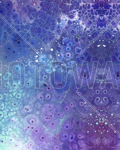 Tapet abstract Aura Aquatic cu modele fluide in nuante de albastru si violet. In imagine este prezentat tapetul montat intr-un dormitor cu un pat modern.