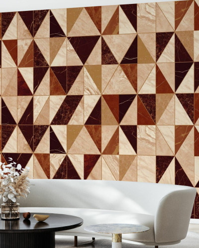 Tapet cu design geometric in nuante de marmura burgund si caramel.