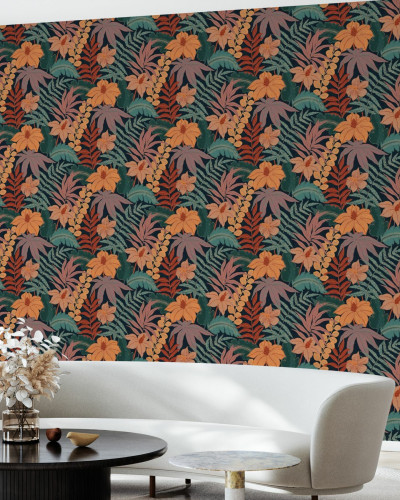 Tapet cu design floral tropical, cu frunze tropicale si flori portocalii, pe un fond albastru inchis