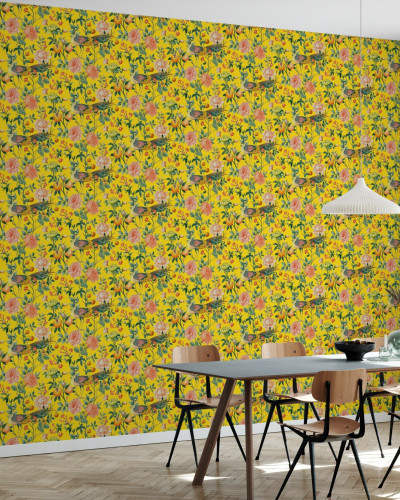 Tapet cu pauni și flori delicate, design vibrant pe fundal galben