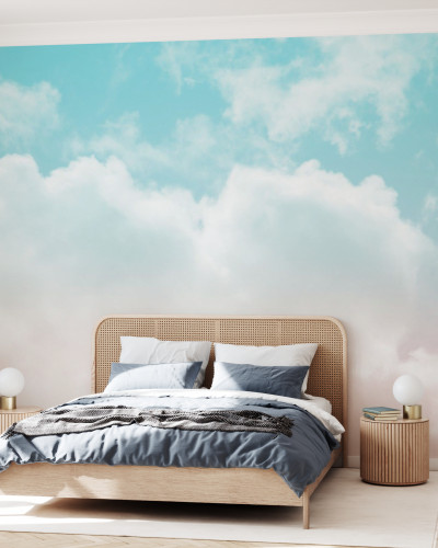 Imaginea prezintă un dormitor modern cu un wallpaper  care are un design cu nori pufoși pe un cer pastelat.