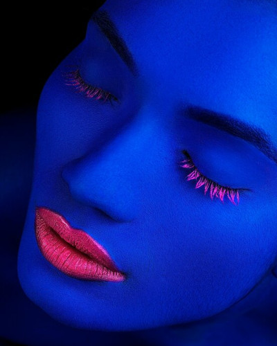 Tapet Still Got the Blues cu o femeie cu ochii inchisi si buzele rosii vibrante.