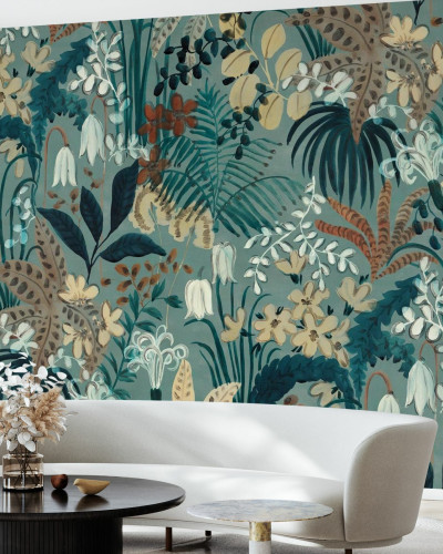 Tapet cu design tropical, cu frunze verzi luxuriante, flori albe delicate și accente de culoare roșie caldă