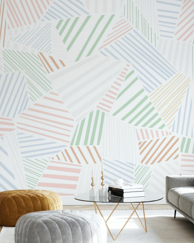 Tapet cu model herringbone în nuanțe de alb, crem, verde și bleu, aplicat pe un perete din living