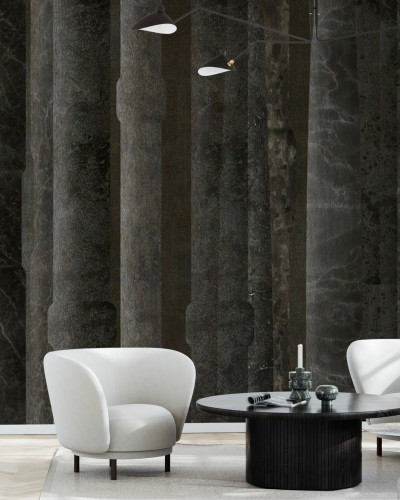 Tapet Column, Warm Black, cu textură de marmură, în tonuri de gri închis, aplicat pe un perete din living.