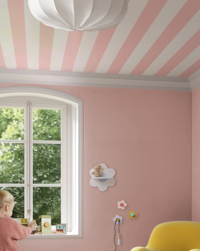 Camera copilului decorată cu tapet cu dungi roz