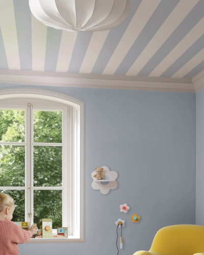 Camera decorată cu tapet cu dungi albastre și mobilier modern.