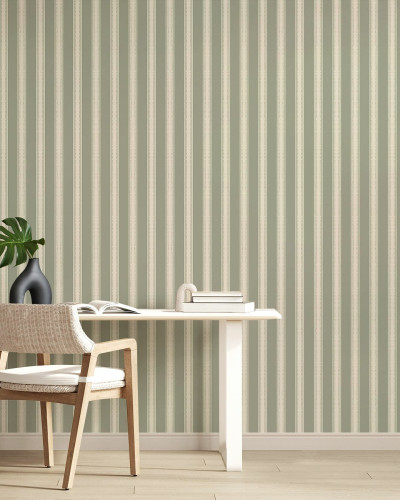 Tapet cu dungi verzi deschise într-un interior modern