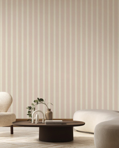 Tapet cu dungi verticale roz într-un interior elegant