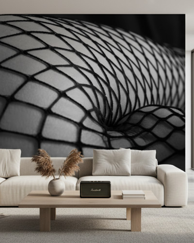 Fototapet Midnight Allure Mesh personalizat, cu design abstract alb-negru reprezentând o textură tip plasă, într-un living modern cu canapea bej.