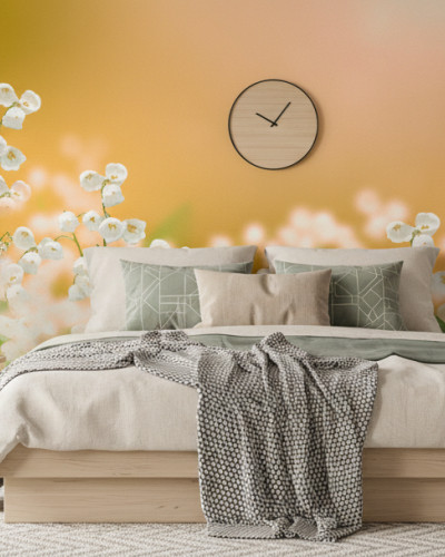Fototapet Maybell Blossom Vista, personalizat, cu un decor de crini de vale albi pe un fundal estompat galben-verde, montat într-un dormitor modern și luminos.