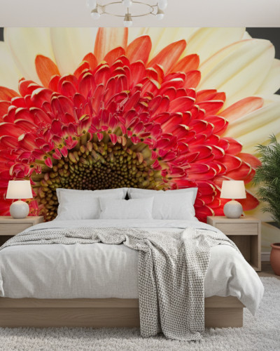 Fototapet personalizat cu o gerbera macro roșie și galbenă, instalat pe peretele principal al unui dormitor modern cu pat alb și noptiere din lemn.