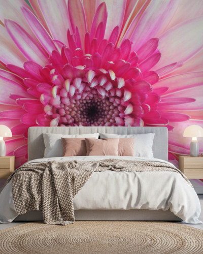 Fototapet personalizat cu o floare gerbera roz vibrantă, macro, pe peretele din spatele unui pat dublu într-un dormitor modern, creând un punct focal spectaculos.