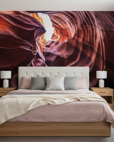 Fototapet personalizat cu imagine abstractă de canion deșertic în nuanțe de roșu, portocaliu și violet, montat într-un dormitor modern cu pat și noptiere din lemn.