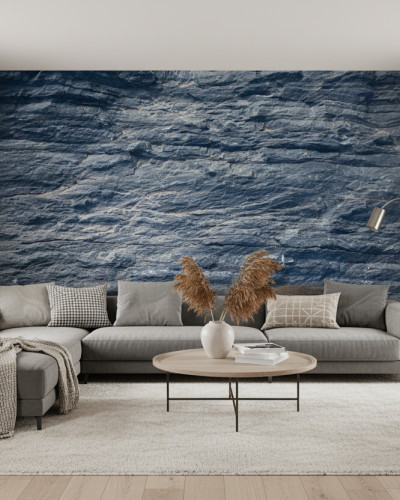 Fototapet personalizat Earthbound Hearthstone cu textură realistă de piatră în nuanțe marine, decorând peretele unui living modern, cu mobilier gri și elemente naturale.