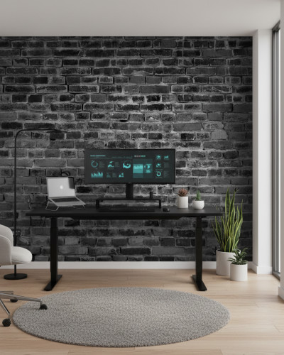 Un birou modern cu un fototapet personalizat tip cărămidă veche, neagră, cu patină. Spațiu de lucru minimalist cu monitor, laptop și plante.