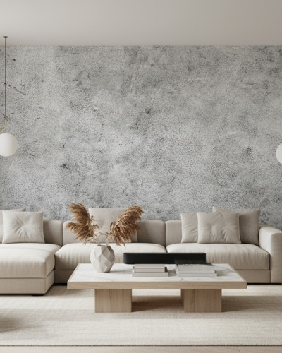 Living modern cu fototapet gri, textură de beton patinat, canapea bej, măsuță de cafea din marmură și lemn, și fotolii gri, într-un stil industrial-minimalist.