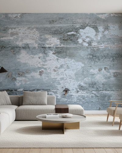 Fototapet personalizat Urban Patina Wall, prezentând un perete cu efect de lemn vechi patinat, cu vopsea albastru-gri decojită, într-un living modern cu canapea gri.