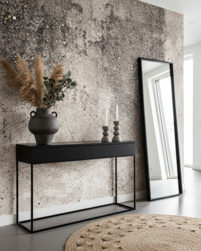 Tapet industrial cu textură de beton, gri-negru, instalat pe perete într-un hol modern cu consolă neagră, vază decorativă, oglindă mare și covor de iută.