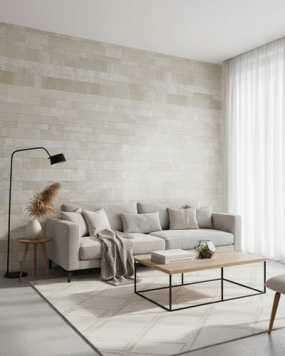 Living modern cu canapea bej și masă de cafea din lemn, perete accent cu tapet Urban Grid Facade personalizat, imitând o fațadă din blocuri de piatră în nuanțe calde, perdele albe
