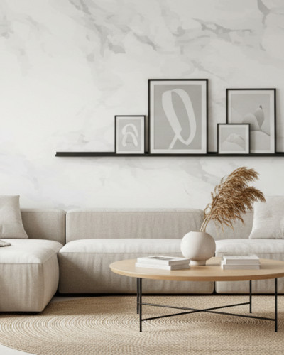 Tapet personalizat Marble Vista Elegance cu model de marmură alb-gri într-un living modern, decorat cu canapea secțională bej, măsuță de cafea din lemn, covor rotund din iută și artă minimalistă pe perete.