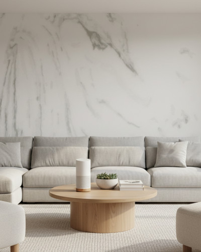 Living modern și luminos cu perete accent decorat cu fototapet ce imită marmura albă cu vene gri, canapea modulară gri deschis, măsuță de cafea din lemn deschis și două fotolii crem.