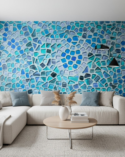 Living modern cu perete decorat cu fototapet personalizat 'Glass Shard Bloom', un mozaic din fragmente de sticlă în nuanțe de albastru și turcoaz, canapea modulară bej și rafturi din lemn.