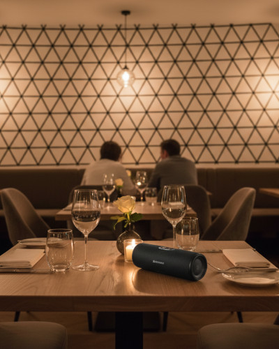 Perete decorat cu tapet geometric Urban Glass Facets într-un restaurant modern, cu lumini calde și mese aranjate elegant.