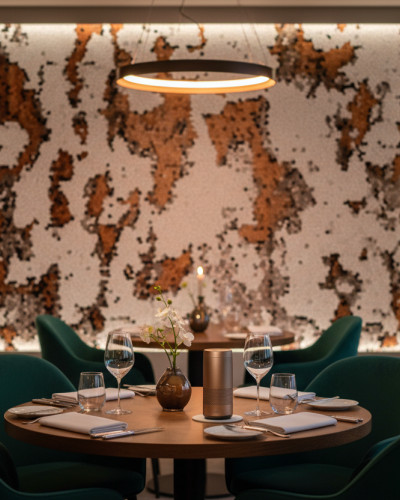 Fototapet abstract cu textură de fragmente în nuanțe de cupru și alb, montat într-un restaurant modern cu scaune turcoaz și masă din lemn.