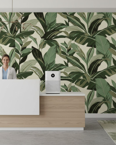 Fototapet personalizat Gilded Canopy Whispers, cu design de frunze tropicale verzi pe un fundal bej deschis, montat pe peretele unei recepții moderne.